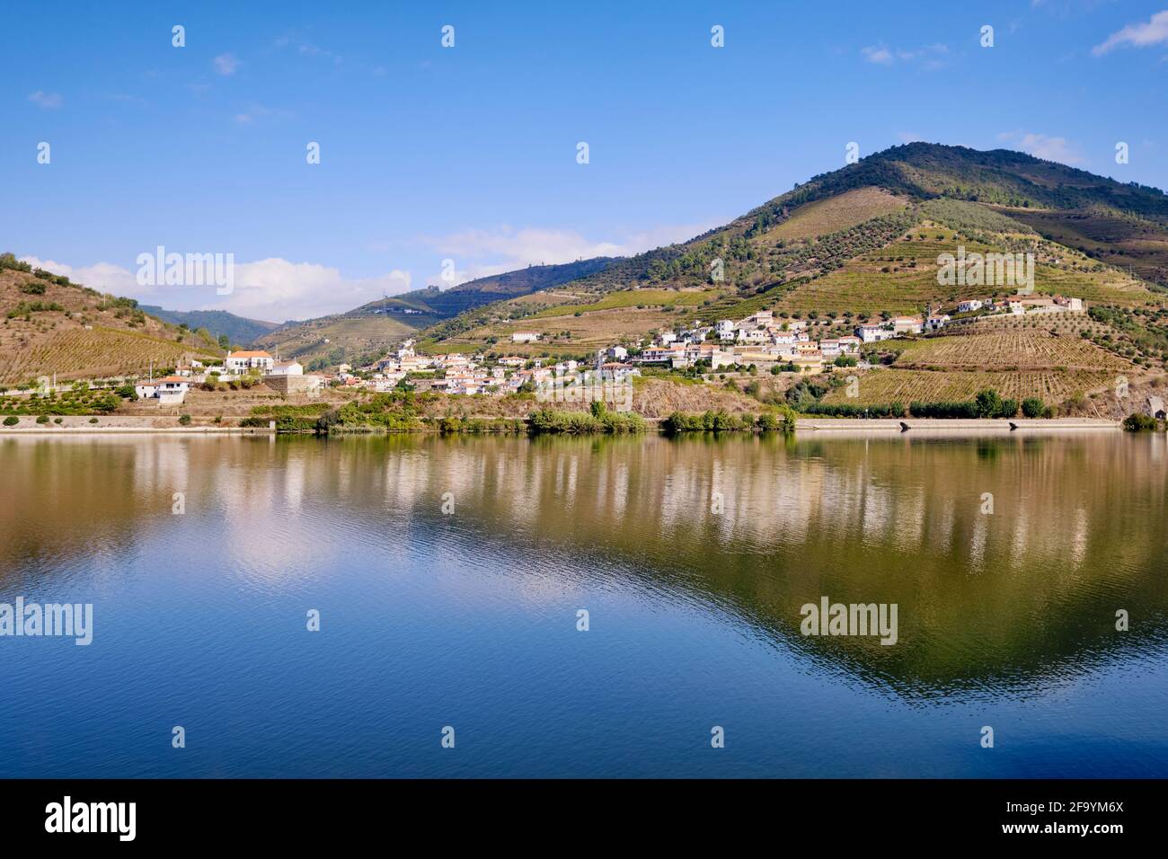 Il piccolo villaggio di Covelinhas, sull'altra sponda del fiume Douro. Un sito patrimonio dell'umanità dell'UNESCO, il Portogallo Foto Stock