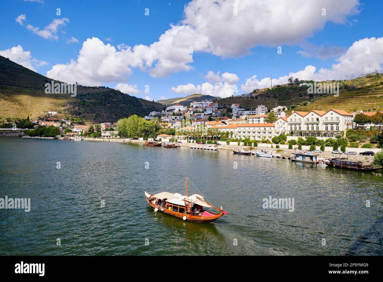 Una nave da crociera del fiume Douro che passa lungo il villaggio di Pinhao e l'Hotel Vintage House. Un sito patrimonio dell'umanità dell'UNESCO, il Portogallo Foto Stock