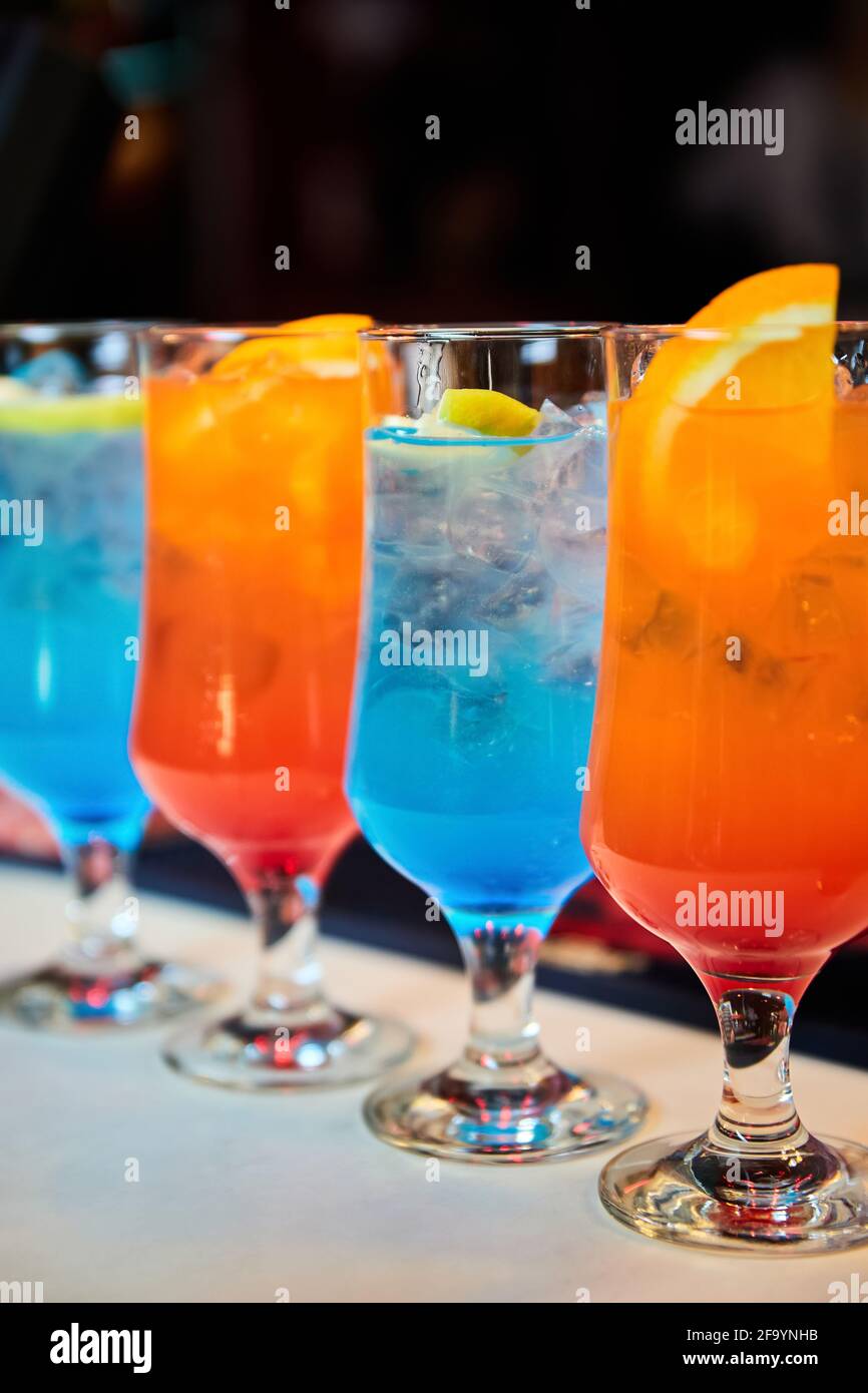 Cocktail alcolici e non alcolici multicolori con ghiaccio Foto Stock