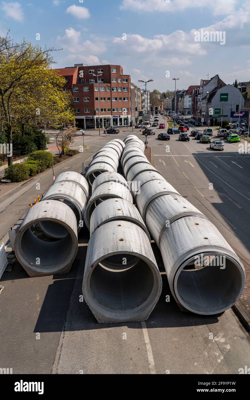 Tubi fognari in cemento, conservati in un cantiere durante i lavori di risanamento delle fognature, sul Dickswall, centro della città di Mülheim an der Ruhr, NRW, Germ Foto Stock