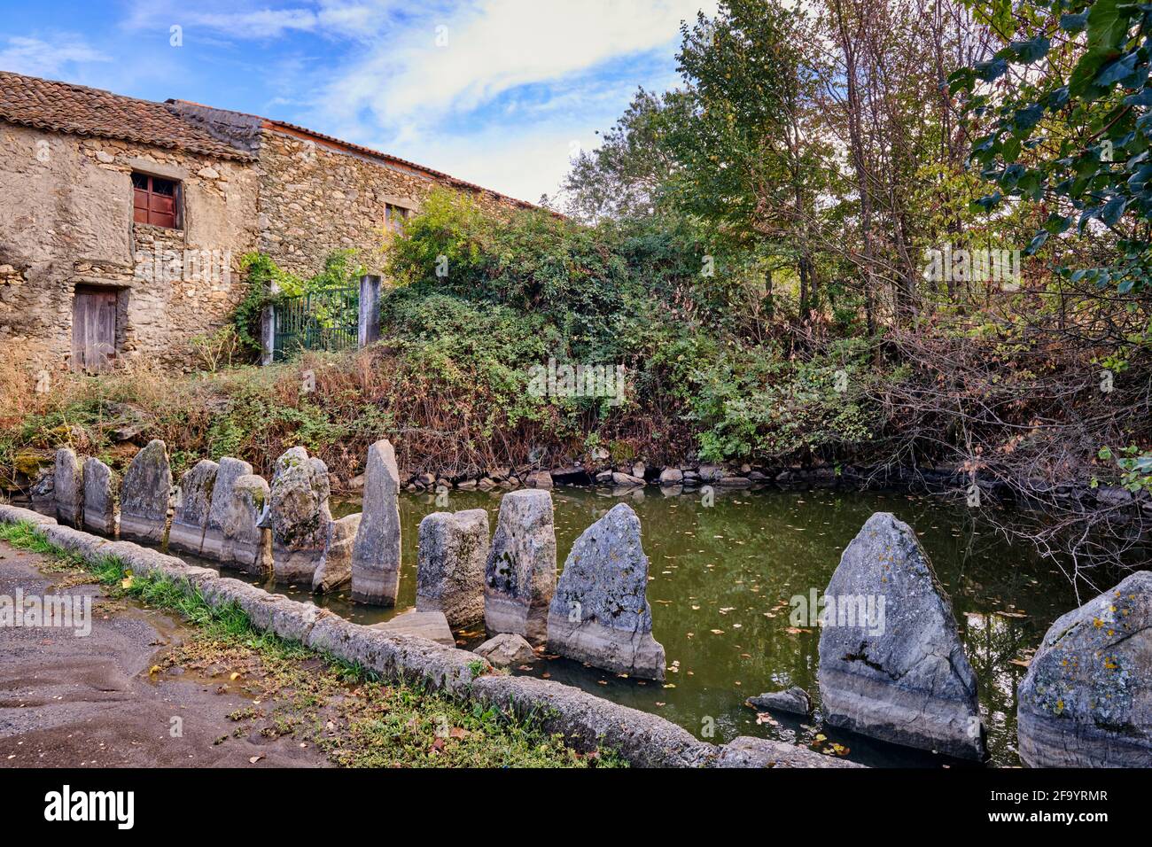 Il serbatoio dell'acqua, protetto da pietre granitiche, dove tutto il bestiame viene a bere alla fine della giornata. Campo de Viboras, Tras os Montes, Portogallo Foto Stock