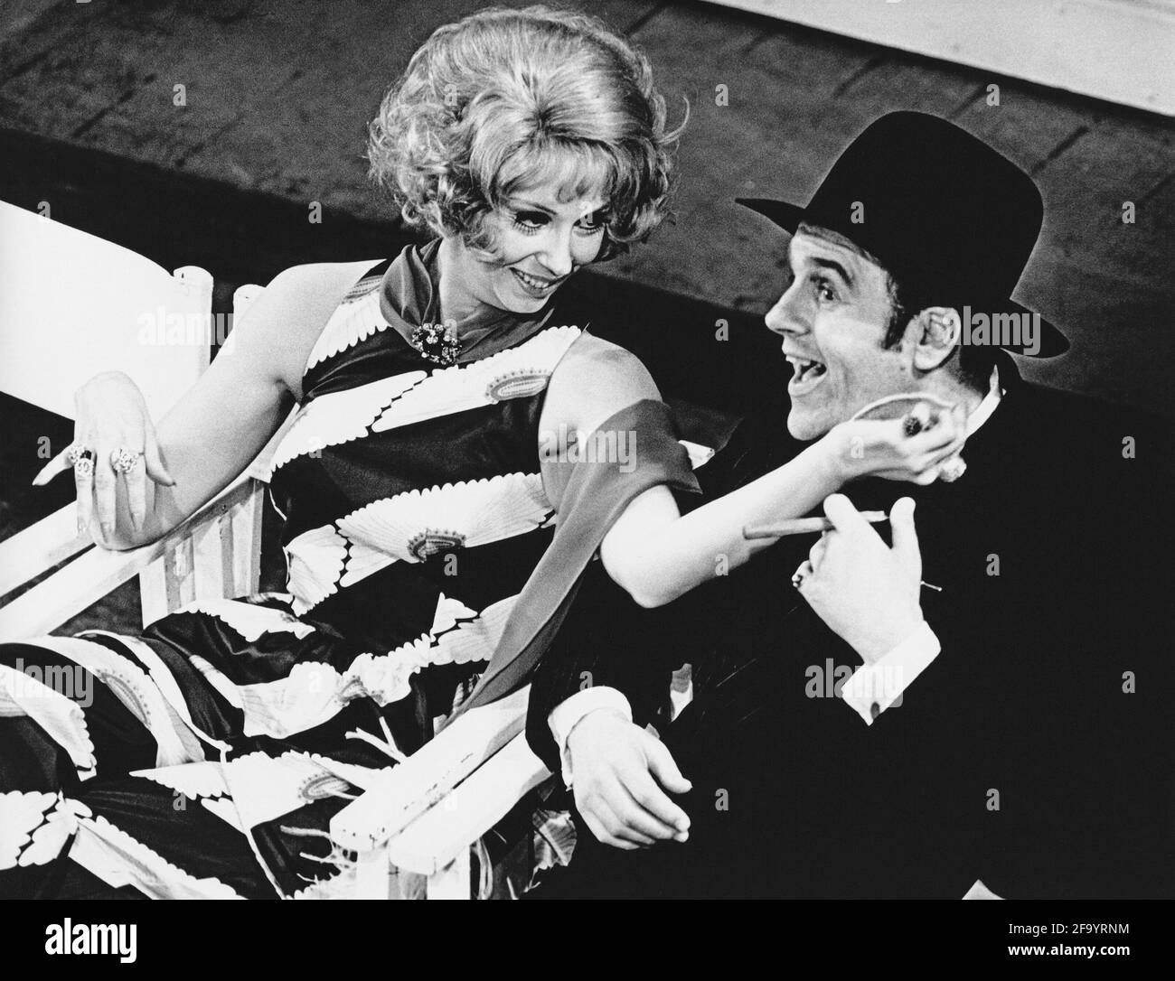 Marian Montgomery (Reno Sweeney), Michael Segal (Moonface Martin) in QUALSIASI COSA VA al Saville Theatre, Londra WC2 18/11/1969 musica e testi: Cole Porter libro: Howard Lindsay & Russell Crouse Set design: John Stoddart costumi: Helen Coles illuminazione: Michael Sadington diretto e coreografato da Malcolm Clare Foto Stock