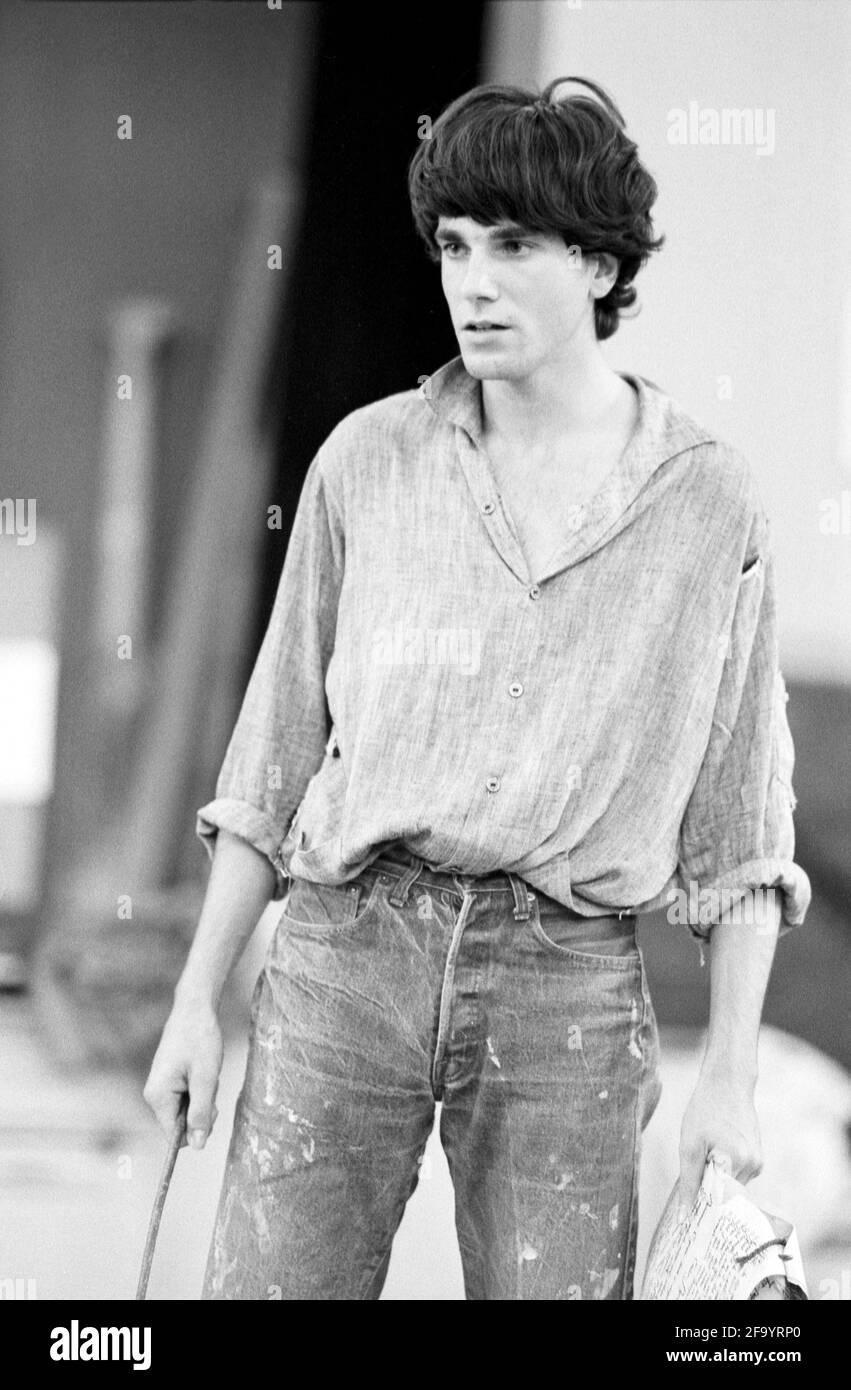 Daniel Day-Lewis prova il ruolo di Francis Flute, il mantice-Mender in UN SOGNO DI MIDSUMMER NOTTE di Shakespeare per la Royal Shakespeare Company (RSC) 1983 UK Regional Tour Set design: Bob Crowley Costumi: Priscilla Truett illuminazione: Brian Harris combatte: Malcolm Ranson regista: Sheila cock Foto Stock