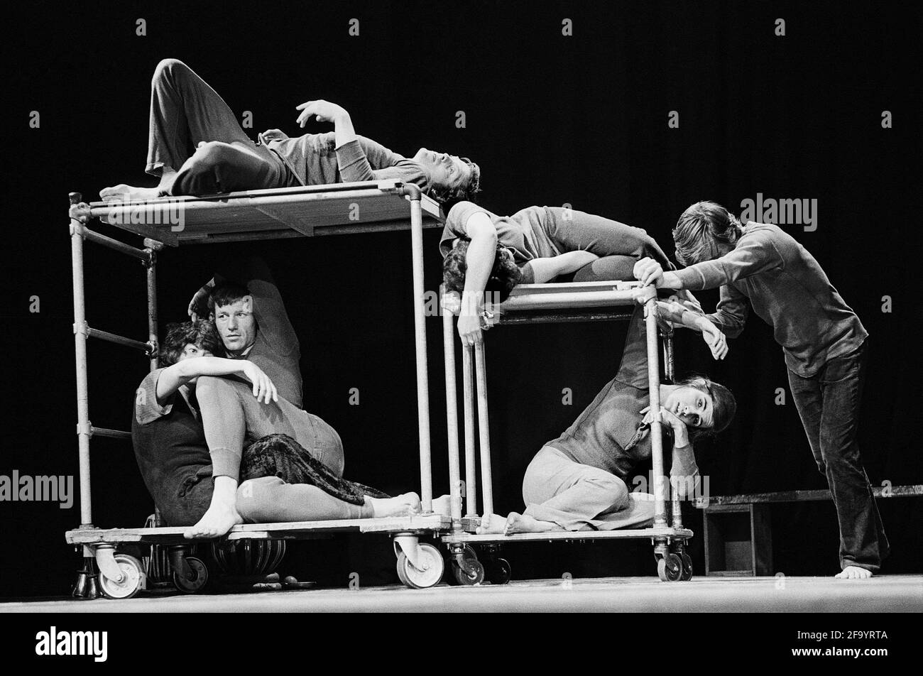 NIGHTWALK creato dall'Open Theatre Collective di New York Set design: Big Mikulewicz Costumi: Gwen Fabricant illuminazione: Arden Fingerhut registi: Joseph Chaikin & Roberta Sklar The Roundhouse, Londra NW1 07/06/1973 Foto Stock