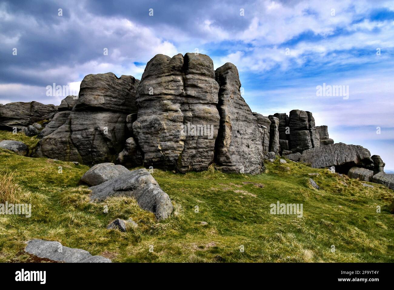 Le pietre di sposa sul Moor di Bridestones. Foto Stock
