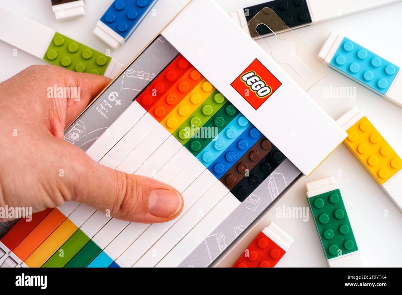 Tambov, Federazione Russa - 18 novembre 2020 Lego box con gel Pens colore in mano donna. Foto Stock