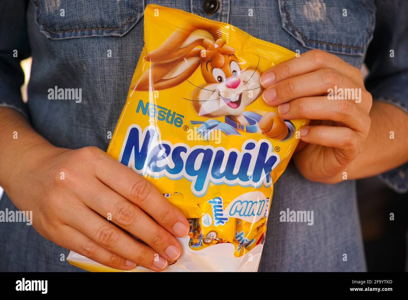 Tambov, Federazione Russa - 2021 Gennaio 30 Confezione di caramelle Nesquik in mani femminili. Foto Stock