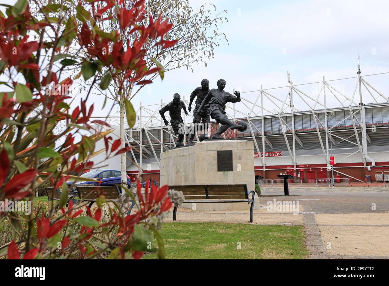 La statua di Sir Stanley Matthews all'esterno dello stadio Bet 365 Foto Stock