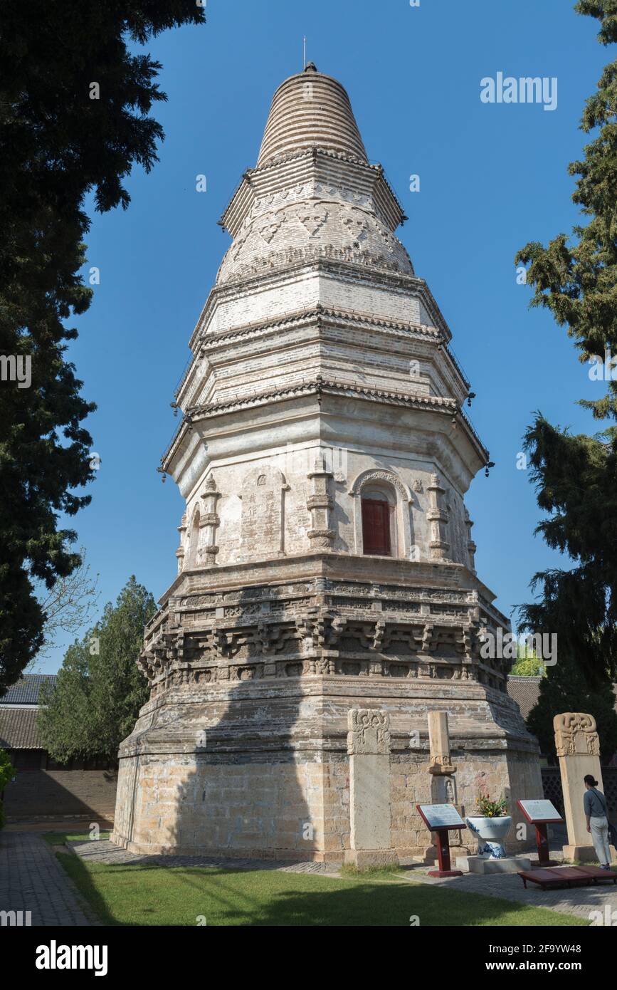 Pagoda bianca nel tempio Baita a Jizhou, Tianjin, Cina. Tempio buddista Foto Stock