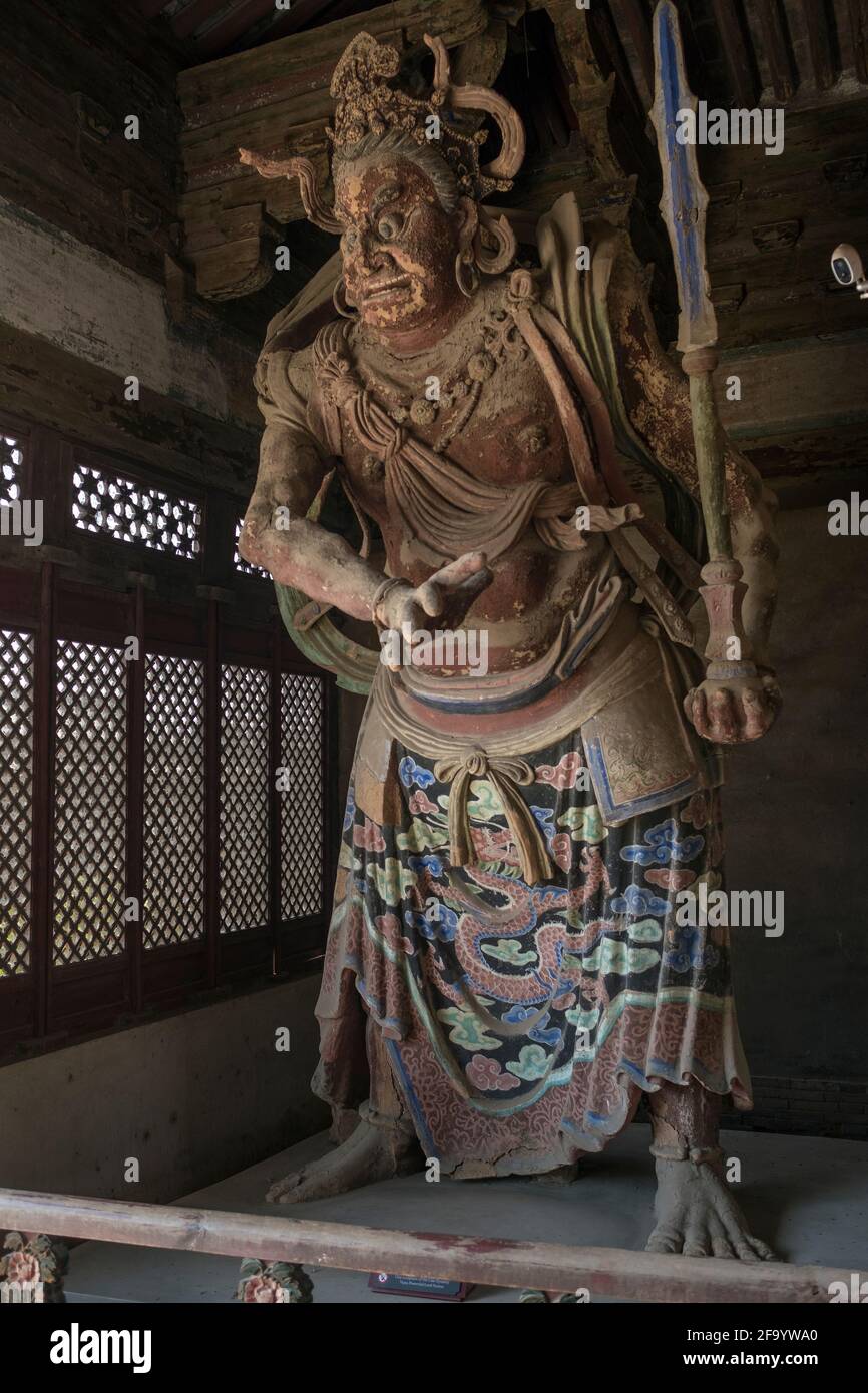 Una delle due statue in argilla colorata di Heng e ha, realizzate nella dinastia Liao, all'ingresso anteriore del Tempio di Due a Jizhou, Tianjin, Cina. Foto Stock