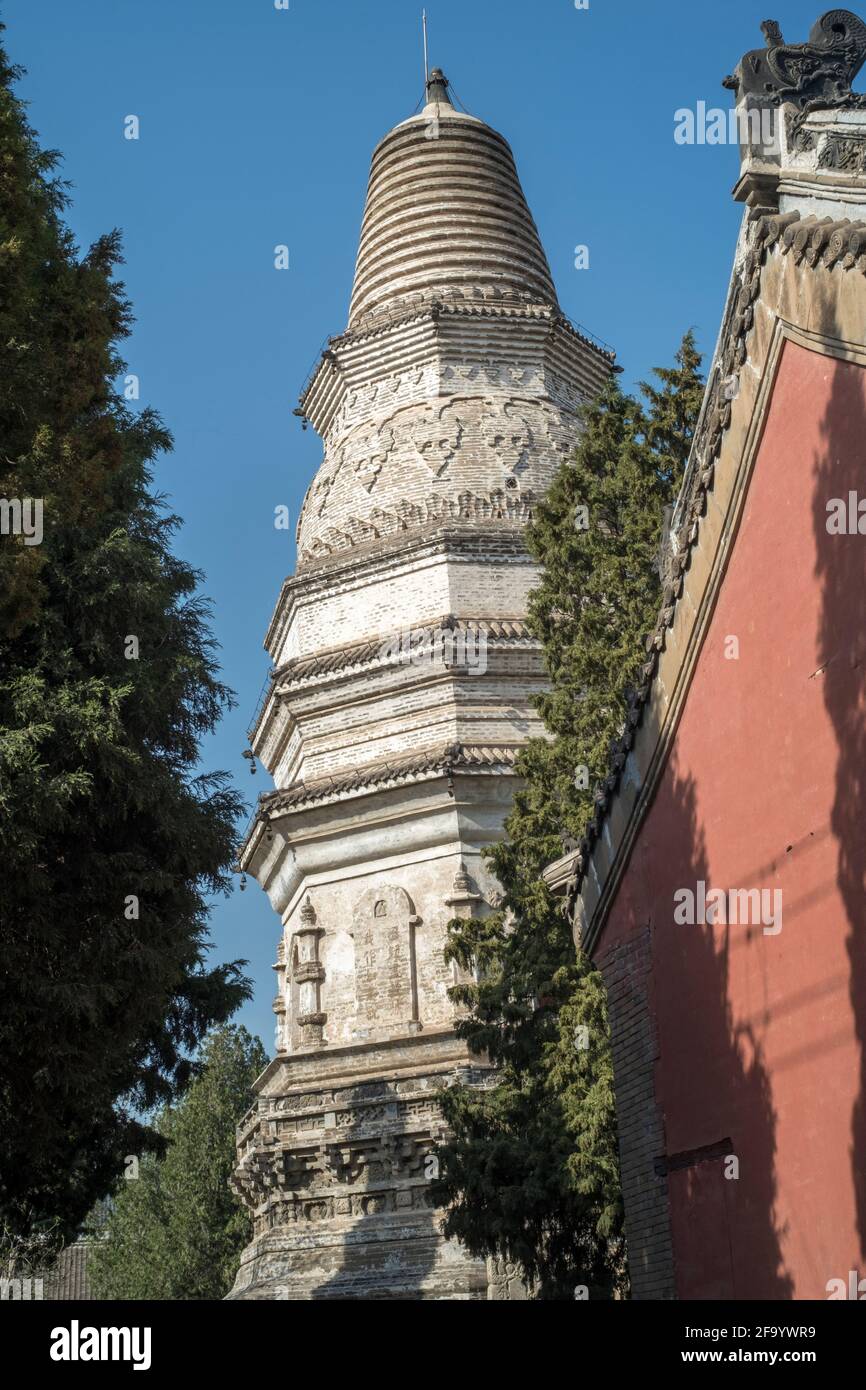 Pagoda bianca nel tempio Baita a Jizhou, Tianjin, Cina. Tempio buddista Foto Stock