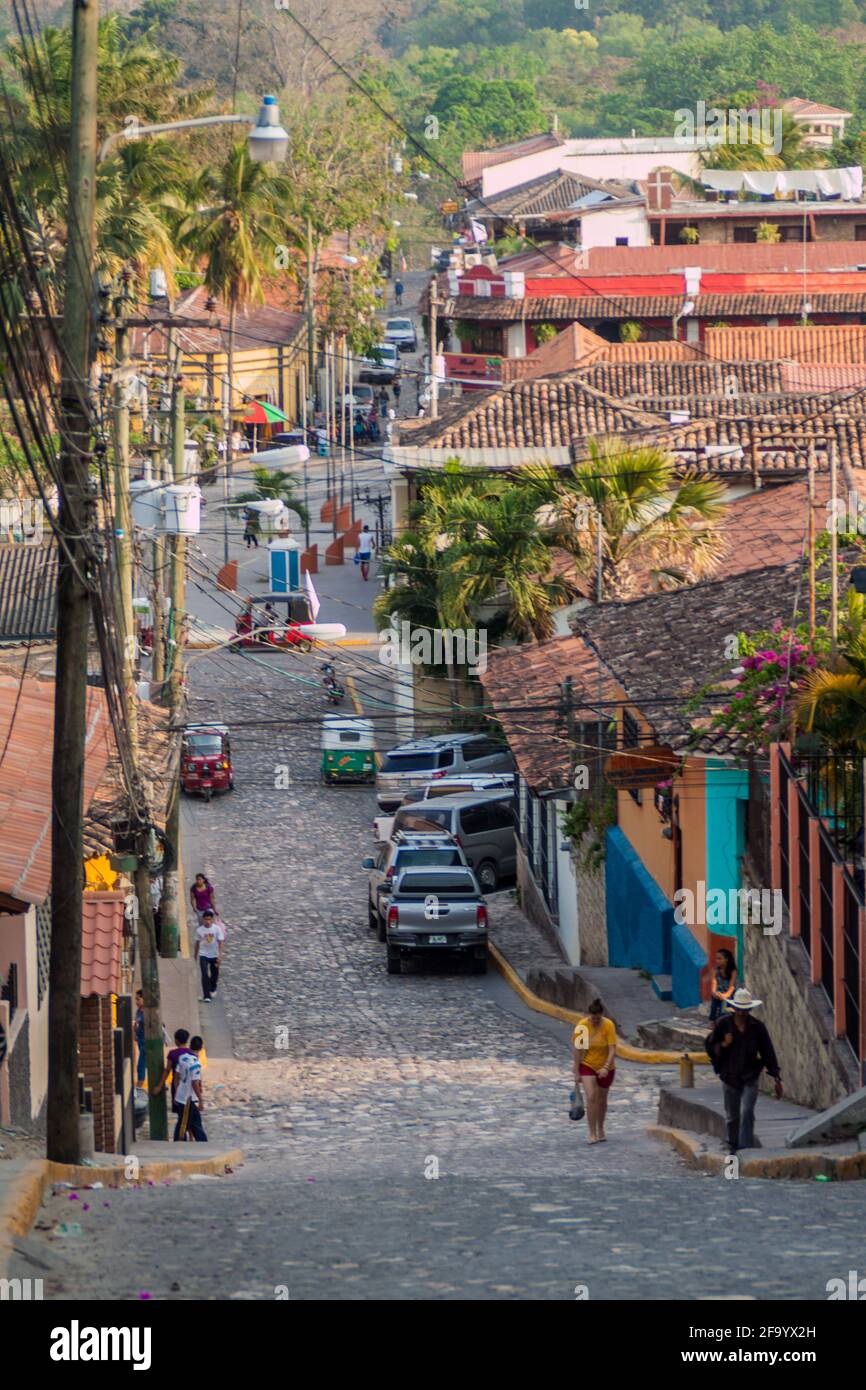 COPAN RUINAS, HONDURAS - 12 APRILE 2016: Strade acciottolate nel villaggio di Copan Ruinas Foto Stock