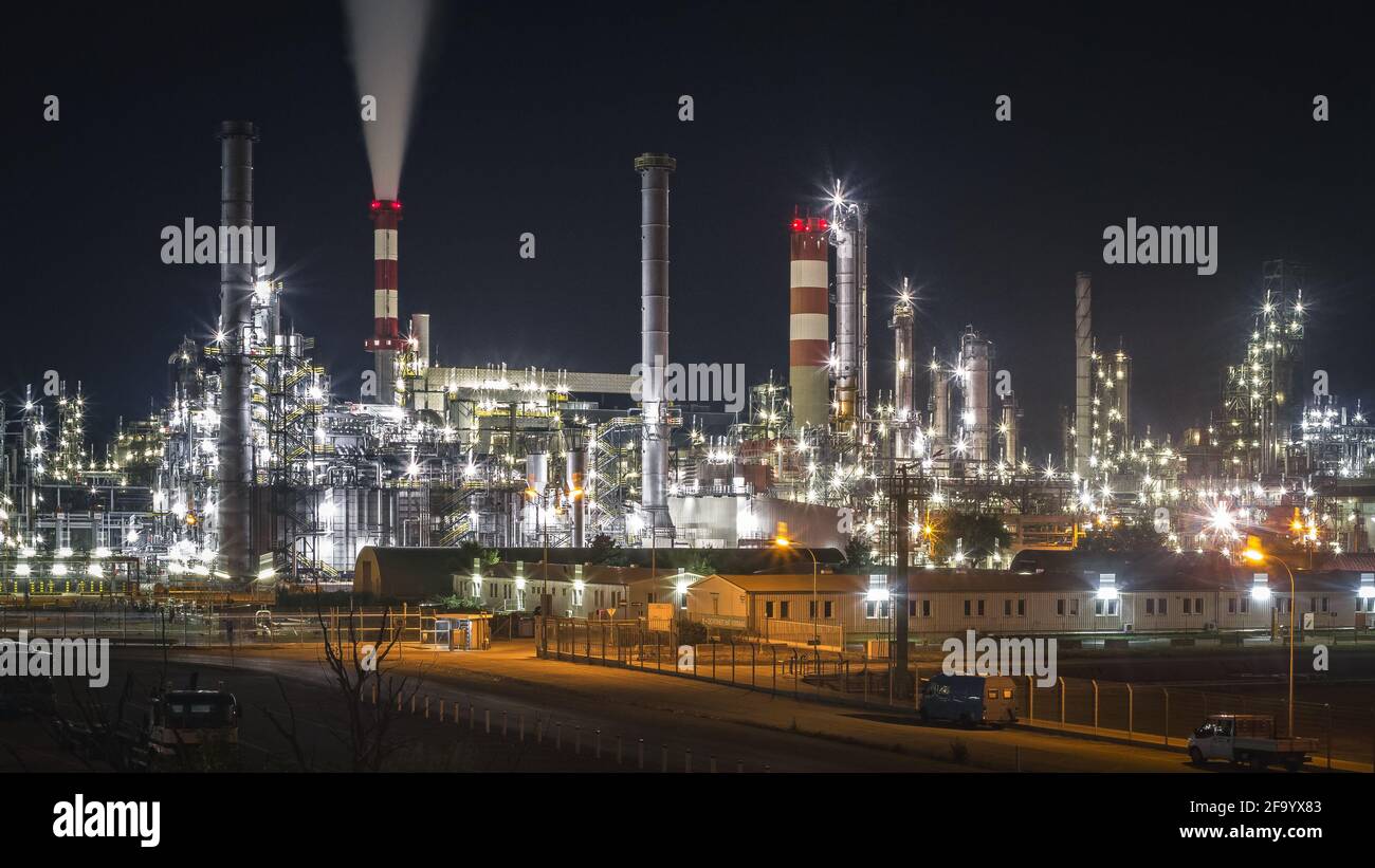 Esposizione di lunga durata nightshot della raffineria di petrolio greggio Schwechat, bassa Austria Foto Stock