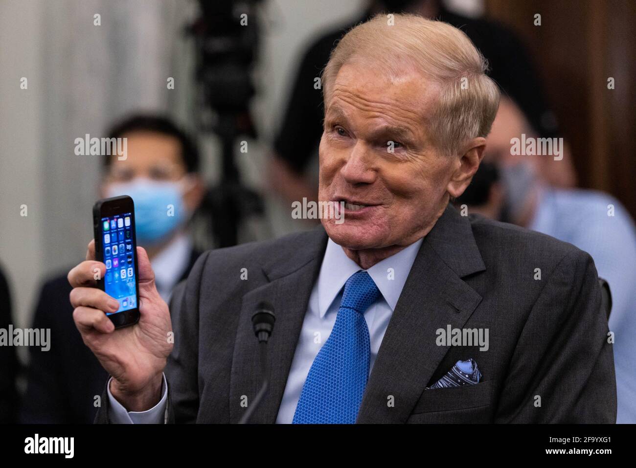 NASA Amministratore nominato ex senatore americano Bill Nelson (democratico della Florida), testimonia mentre tiene il suo telefono cellulare, durante un Senato Commercio, Scienza, e Trasporti Comitato udienza nomina su Capitol Hill, a Washington, Mercoledì, 21 aprile, 2021Credit: Graeme Jennings / Pool via CNP | utilizzo in tutto il mondo Foto Stock