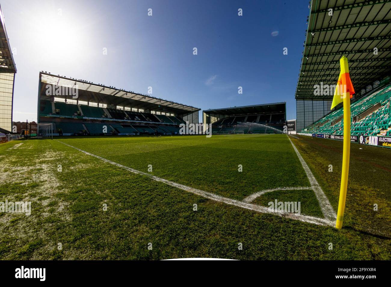 21 aprile 2021; Easter Road, Edimburgo, Scozia; Scottish Premiership Football, Hibernian contro Livingston; passo della strada di Pasqua prima del calcio di inizio Foto Stock