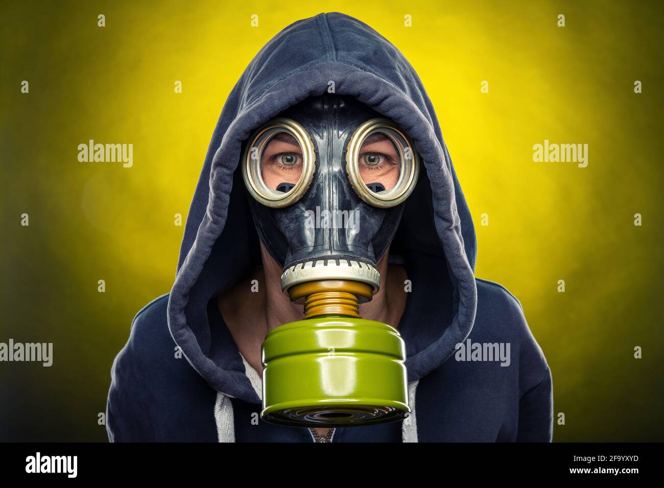 donna che indossa una maschera respiratoria Foto Stock