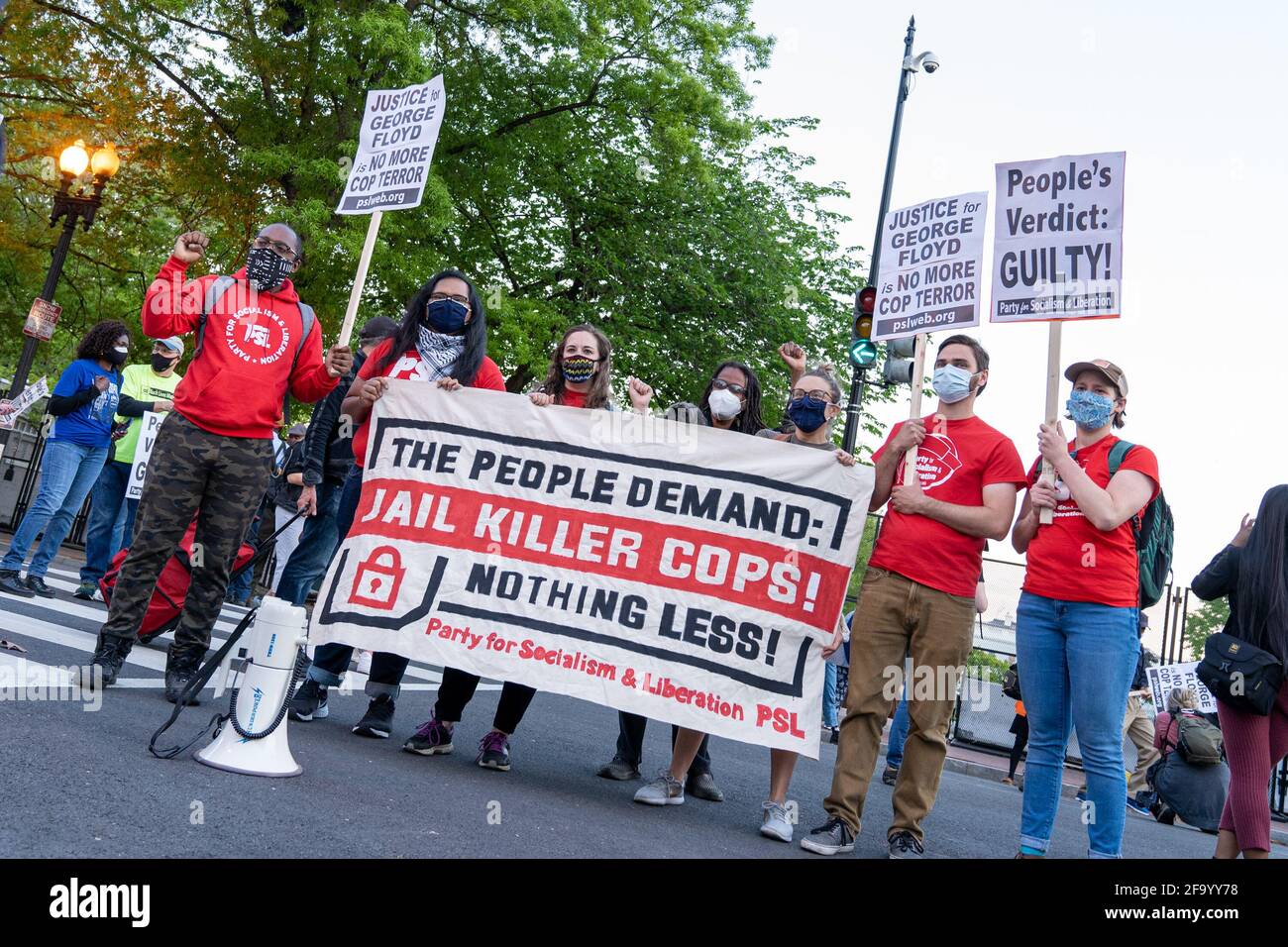 20 aprile 2021. Washington, DC la gente si riunisce a Black Lives Matter Plaza dopo che il verdetto è annunciato nel processo di ex funzionario di polizia di Minneapolis Derek Chauvin. Derek Chauvin, ex poliziotto di Minneapolis, è stato dichiarato colpevole di omicidio di secondo grado, omicidio di terzo grado e massacro di secondo grado. La morte di George Floyd ha scatenato le più grandi proteste per i diritti civili degli ultimi decenni. (Foto di Mihoko Owada/ Credit: Sipa USA/Alamy Live News Foto Stock