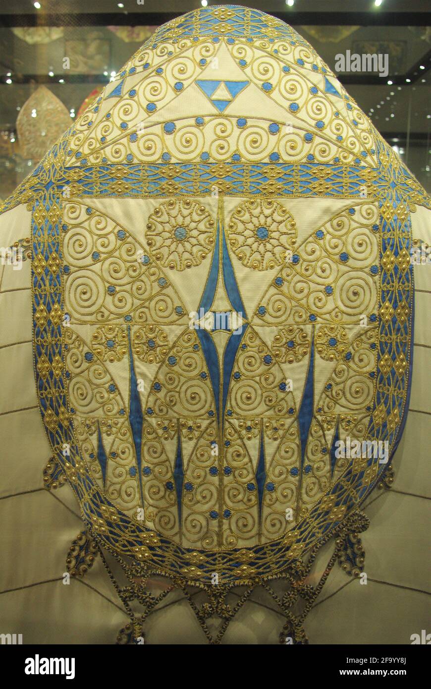Design Art Nouveau del capo del sacerdote cattolico, la casula, indossata durante la celebrazione della messa, Klosterneuburg Monastero, Austria Foto Stock