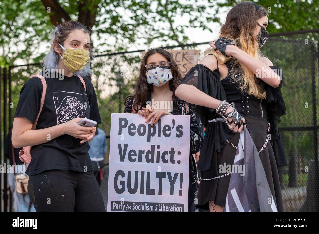 20 aprile 2021. Washington, DC la gente si riunisce a Black Lives Matter Plaza dopo che il verdetto è annunciato nel processo di ex funzionario di polizia di Minneapolis Derek Chauvin. Derek Chauvin, ex poliziotto di Minneapolis, è stato dichiarato colpevole di omicidio di secondo grado, omicidio di terzo grado e massacro di secondo grado. La morte di George Floyd ha scatenato le più grandi proteste per i diritti civili degli ultimi decenni. (Foto di Mihoko Owada/ Credit: Sipa USA/Alamy Live News Foto Stock