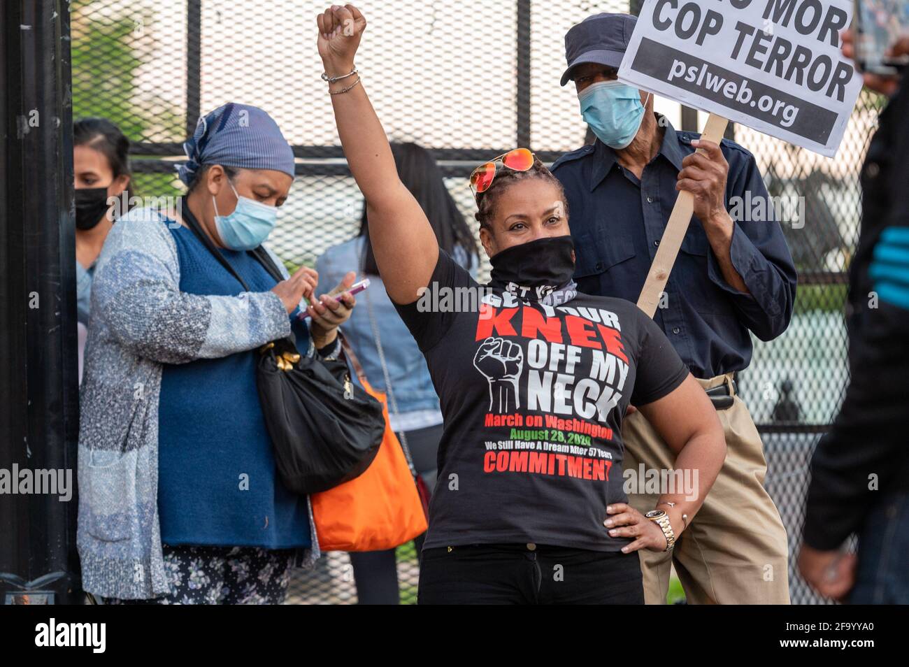 20 aprile 2021. Washington, DC la gente si riunisce a Black Lives Matter Plaza dopo che il verdetto è annunciato nel processo di ex funzionario di polizia di Minneapolis Derek Chauvin. Derek Chauvin, ex poliziotto di Minneapolis, è stato dichiarato colpevole di omicidio di secondo grado, omicidio di terzo grado e massacro di secondo grado. La morte di George Floyd ha scatenato le più grandi proteste per i diritti civili degli ultimi decenni. (Foto di Mihoko Owada/ Credit: Sipa USA/Alamy Live News Foto Stock