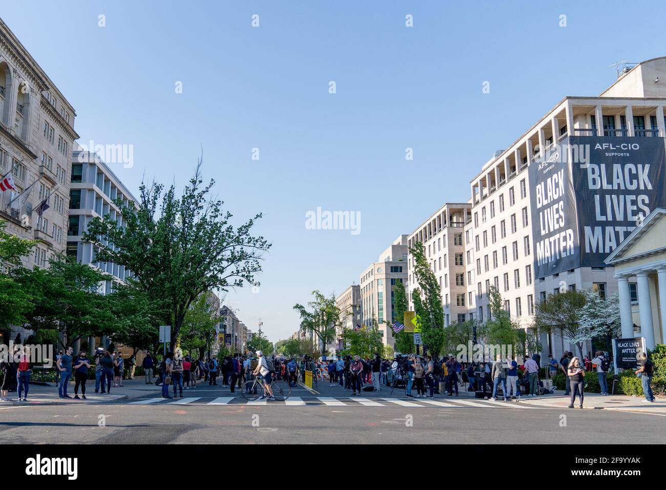 20 aprile 2021. Washington, DC la gente si riunisce a Black Lives Matter Plaza dopo che il verdetto è annunciato nel processo di ex funzionario di polizia di Minneapolis Derek Chauvin. Derek Chauvin, ex poliziotto di Minneapolis, è stato dichiarato colpevole di omicidio di secondo grado, omicidio di terzo grado e massacro di secondo grado. La morte di George Floyd ha scatenato le più grandi proteste per i diritti civili degli ultimi decenni. (Foto di Mihoko Owada/ Credit: Sipa USA/Alamy Live News Foto Stock