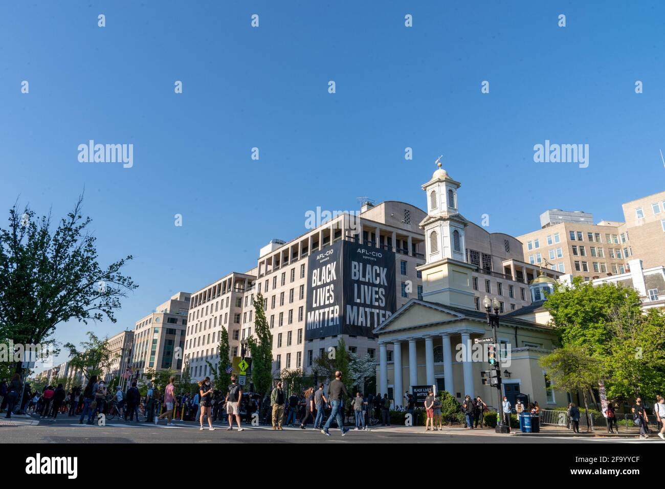 20 aprile 2021. Washington, DC la gente si riunisce a Black Lives Matter Plaza dopo che il verdetto è annunciato nel processo di ex funzionario di polizia di Minneapolis Derek Chauvin. Derek Chauvin, ex poliziotto di Minneapolis, è stato dichiarato colpevole di omicidio di secondo grado, omicidio di terzo grado e massacro di secondo grado. La morte di George Floyd ha scatenato le più grandi proteste per i diritti civili degli ultimi decenni. (Foto di Mihoko Owada/ Credit: Sipa USA/Alamy Live News Foto Stock