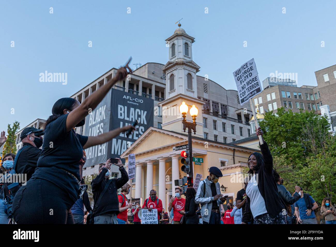 20 aprile 2021. Washington, DC la gente celebra a Black Lives Matter Plaza dopo che il verdetto è annunciato nel processo dell'ex agente di polizia di Minneapolis Derek Chauvin. Derek Chauvin, ex poliziotto di Minneapolis, è stato dichiarato colpevole di omicidio di secondo grado, omicidio di terzo grado e massacro di secondo grado. La morte di George Floyd ha scatenato le più grandi proteste per i diritti civili degli ultimi decenni. (Foto di Mihoko Owada/ Credit: Sipa USA/Alamy Live News Foto Stock