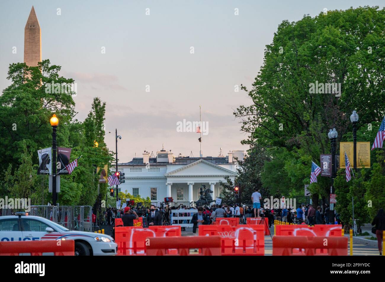 20 aprile 2021. Washington, DC la gente si riunisce a Black Lives Matter Plaza dopo che il verdetto è annunciato nel processo di ex funzionario di polizia di Minneapolis Derek Chauvin. Derek Chauvin, ex poliziotto di Minneapolis, è stato dichiarato colpevole di omicidio di secondo grado, omicidio di terzo grado e massacro di secondo grado. La morte di George Floyd ha scatenato le più grandi proteste per i diritti civili degli ultimi decenni. (Foto di Mihoko Owada/ Credit: Sipa USA/Alamy Live News Foto Stock