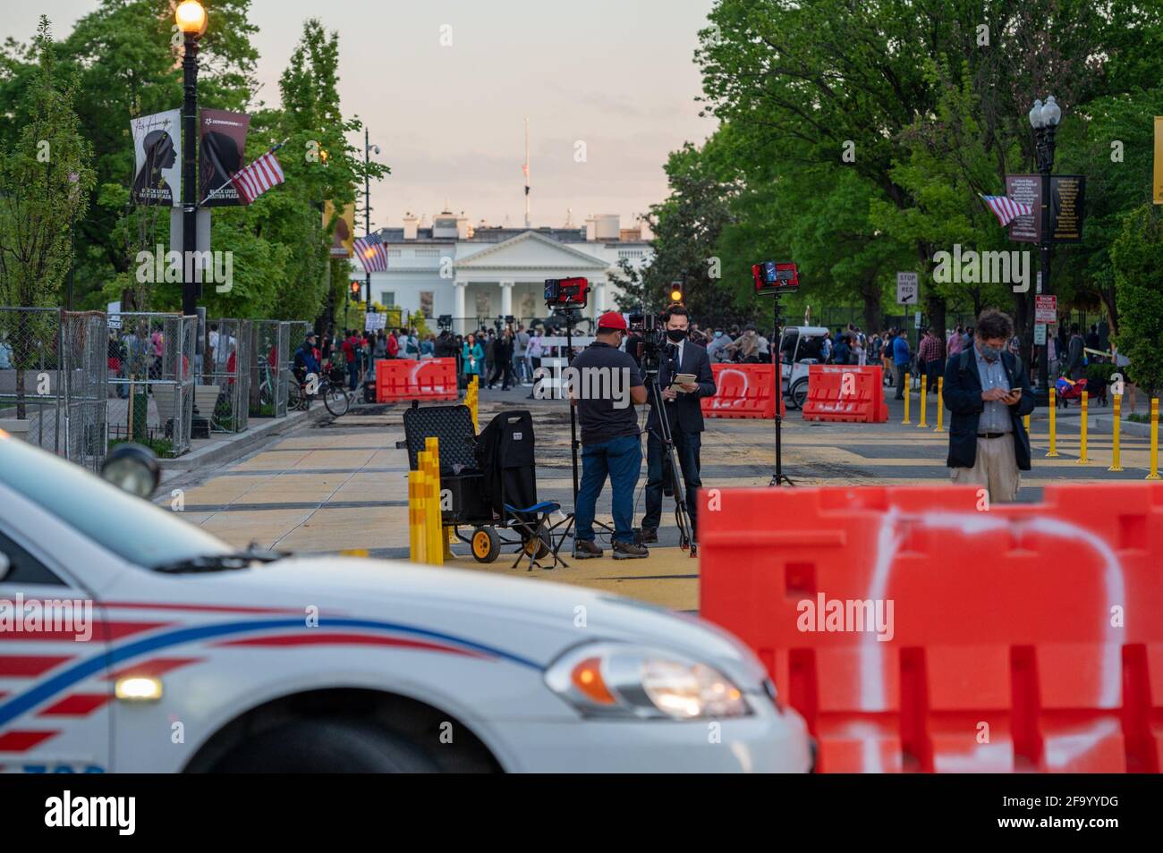 20 aprile 2021. Washington, DC la gente si riunisce a Black Lives Matter Plaza dopo che il verdetto è annunciato nel processo di ex funzionario di polizia di Minneapolis Derek Chauvin. Derek Chauvin, ex poliziotto di Minneapolis, è stato dichiarato colpevole di omicidio di secondo grado, omicidio di terzo grado e massacro di secondo grado. La morte di George Floyd ha scatenato le più grandi proteste per i diritti civili degli ultimi decenni. (Foto di Mihoko Owada/ Credit: Sipa USA/Alamy Live News Foto Stock