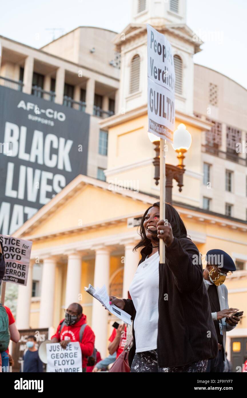20 aprile 2021. Washington, DC la gente celebra a Black Lives Matter Plaza dopo che il verdetto è annunciato nel processo dell'ex agente di polizia di Minneapolis Derek Chauvin. Derek Chauvin, ex poliziotto di Minneapolis, è stato dichiarato colpevole di omicidio di secondo grado, omicidio di terzo grado e massacro di secondo grado. La morte di George Floyd ha scatenato le più grandi proteste per i diritti civili degli ultimi decenni. (Foto di Mihoko Owada/ Credit: Sipa USA/Alamy Live News Foto Stock