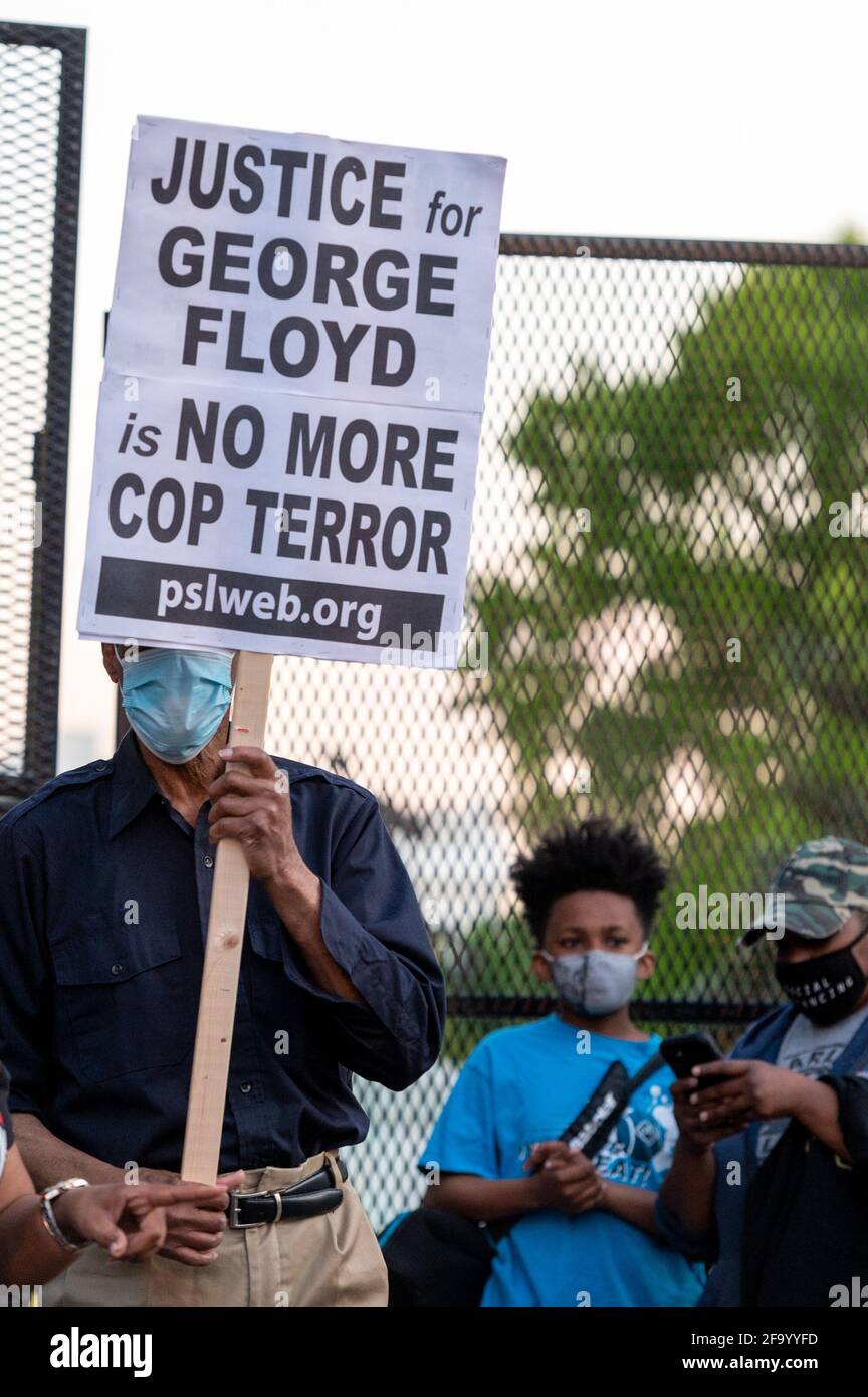 20 aprile 2021. Washington, DC la gente si riunisce a Black Lives Matter Plaza dopo che il verdetto è annunciato nel processo di ex funzionario di polizia di Minneapolis Derek Chauvin. Derek Chauvin, ex poliziotto di Minneapolis, è stato dichiarato colpevole di omicidio di secondo grado, omicidio di terzo grado e massacro di secondo grado. La morte di George Floyd ha scatenato le più grandi proteste per i diritti civili degli ultimi decenni. (Foto di Mihoko Owada/ Credit: Sipa USA/Alamy Live News Foto Stock