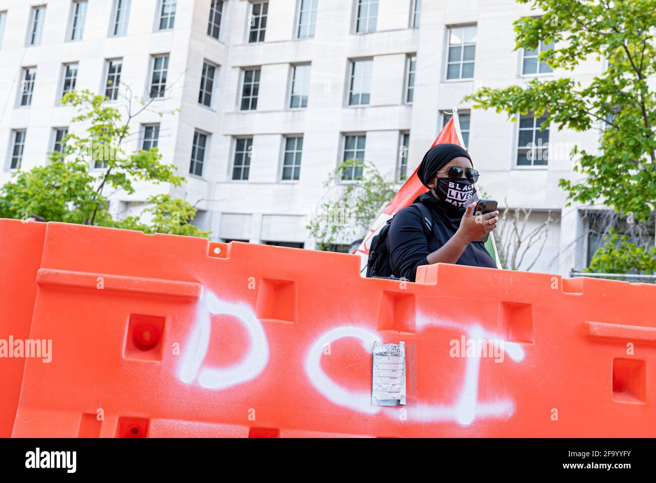 20 aprile 2021. Washington, DC la gente si riunisce a Black Lives Matter Plaza dopo che il verdetto è annunciato nel processo di ex funzionario di polizia di Minneapolis Derek Chauvin. Derek Chauvin, ex poliziotto di Minneapolis, è stato dichiarato colpevole di omicidio di secondo grado, omicidio di terzo grado e massacro di secondo grado. La morte di George Floyd ha scatenato le più grandi proteste per i diritti civili degli ultimi decenni. (Foto di Mihoko Owada/ Credit: Sipa USA/Alamy Live News Foto Stock