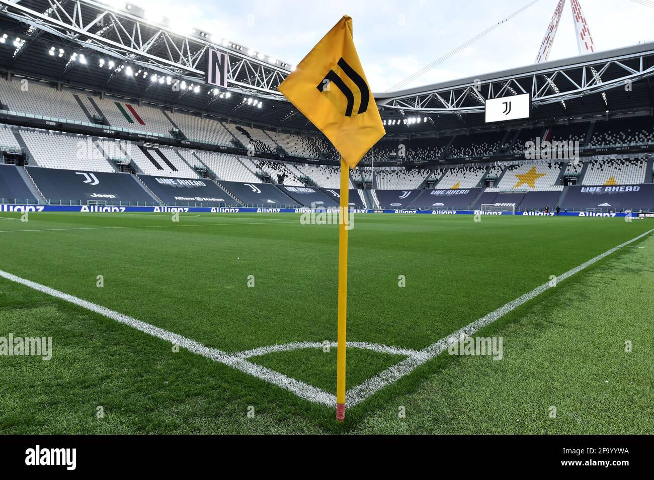 Calcio Calcio - Serie A - Juventus v Parma - Allianz Stadium, Torino - 21  aprile 2021 Vista generale all'interno dello stadio prima della partita  REUTERS/massimo Pinca Foto stock - Alamy