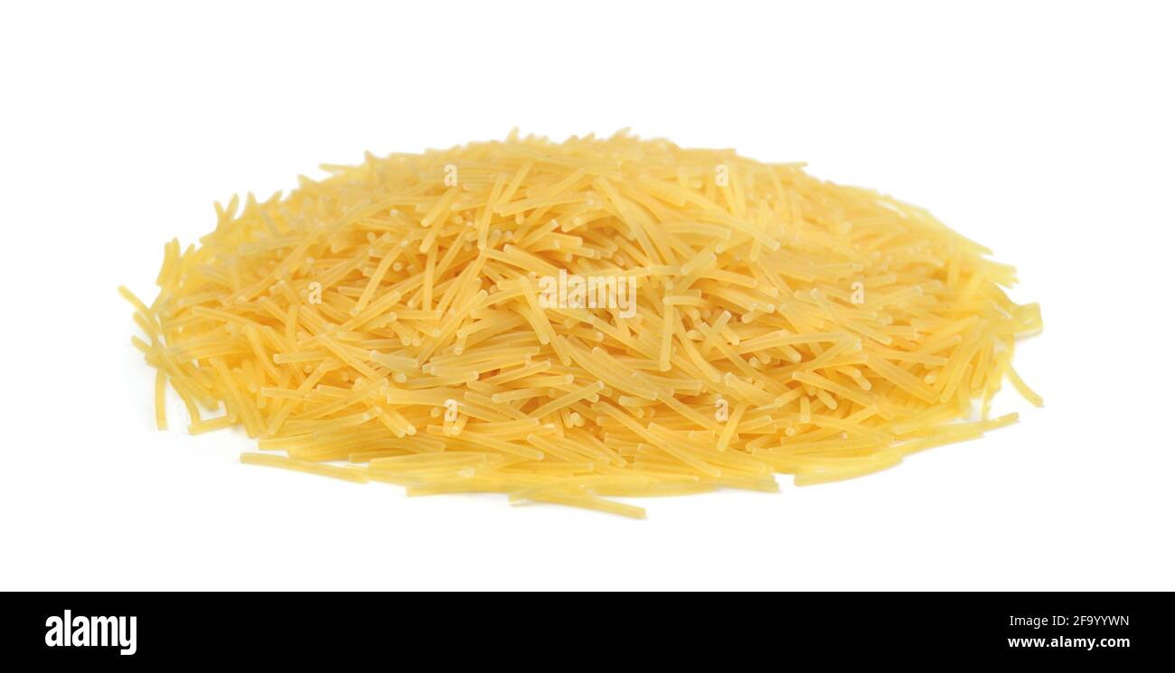 Un mucchio di vermicelli grezzi isolati su bianco. Foto Stock