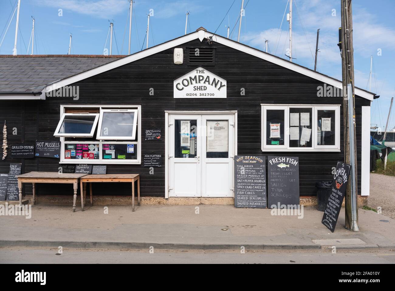 Azienda Shed Mersea Essex, vista della società Shed su Mersea Island, un ristorante locale famoso per servire pesce fresco, West Mersea, Essex. Foto Stock