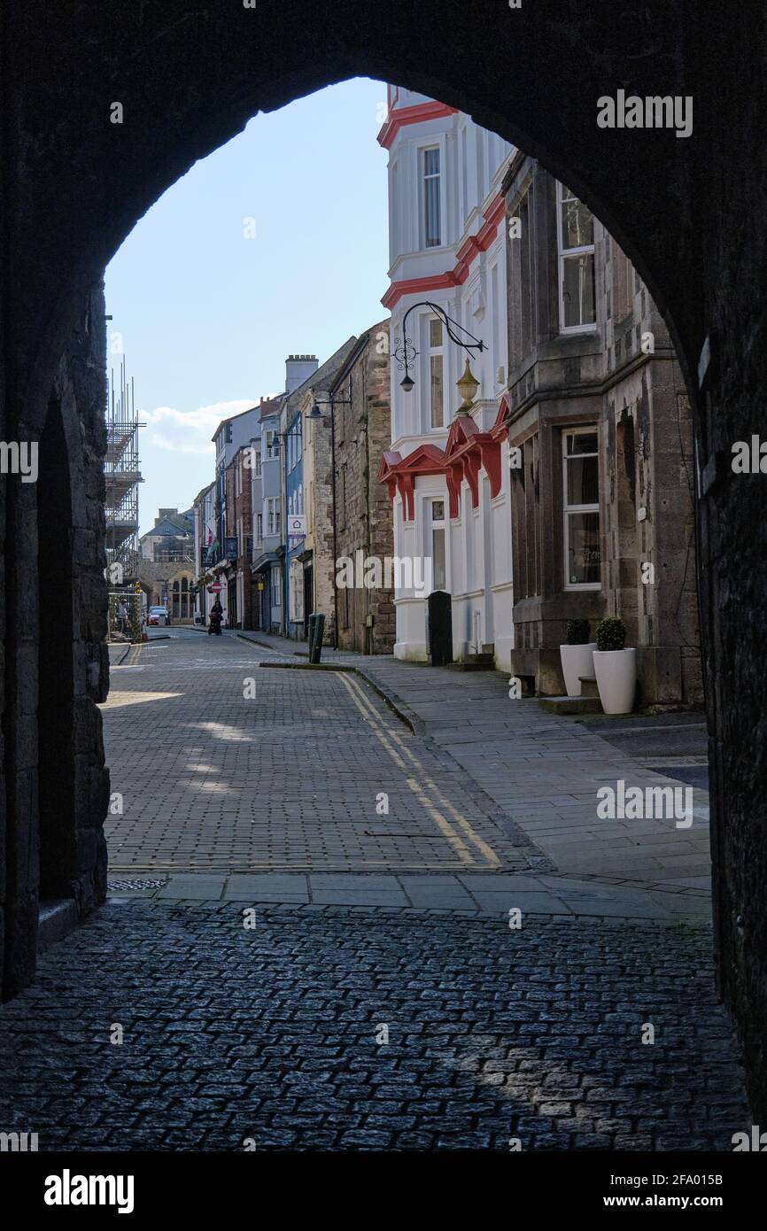 Caernarfon High Street attraverso il West Gate. Foto Stock