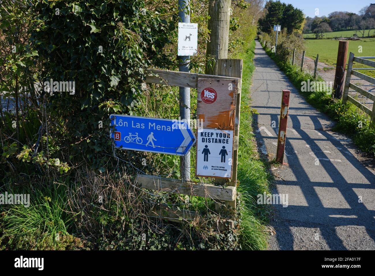 Un incrocio condiviso con la National Cycle Route 8 e la Wales Coast Path vicino a Caernarfon Foto Stock