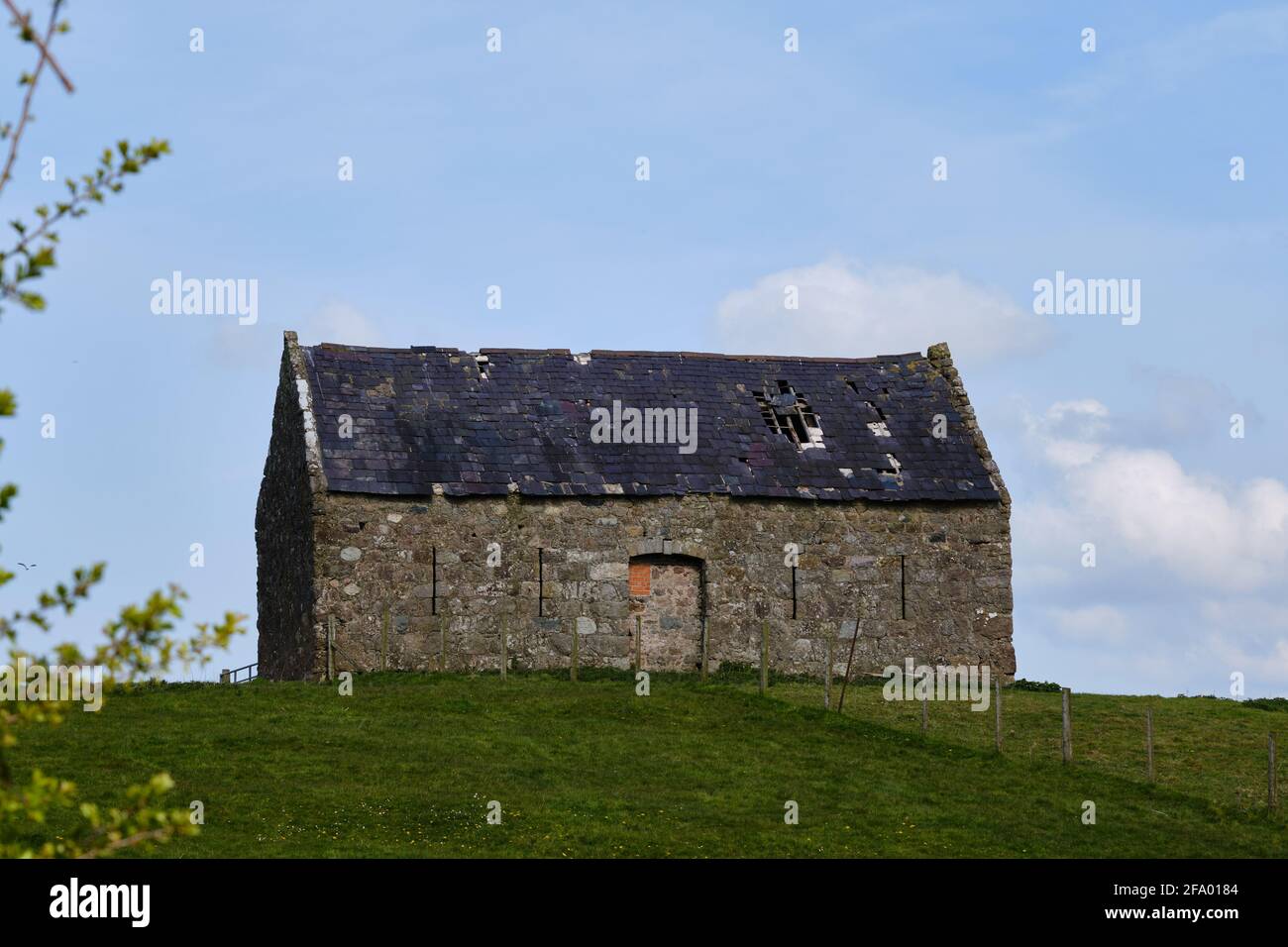 Fienile derelict sulla Llanfair Hall Estate vicino Caernarfon, Galles Foto Stock