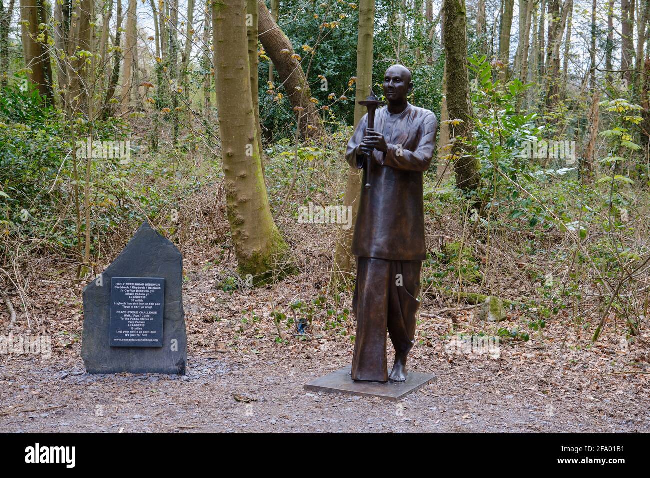 Una statua funge da narratore per la corsa per la Pace di Sri Chinmoy Oneness-Home nei Giardini Botanici di Treborth, Bangor, Galles Foto Stock