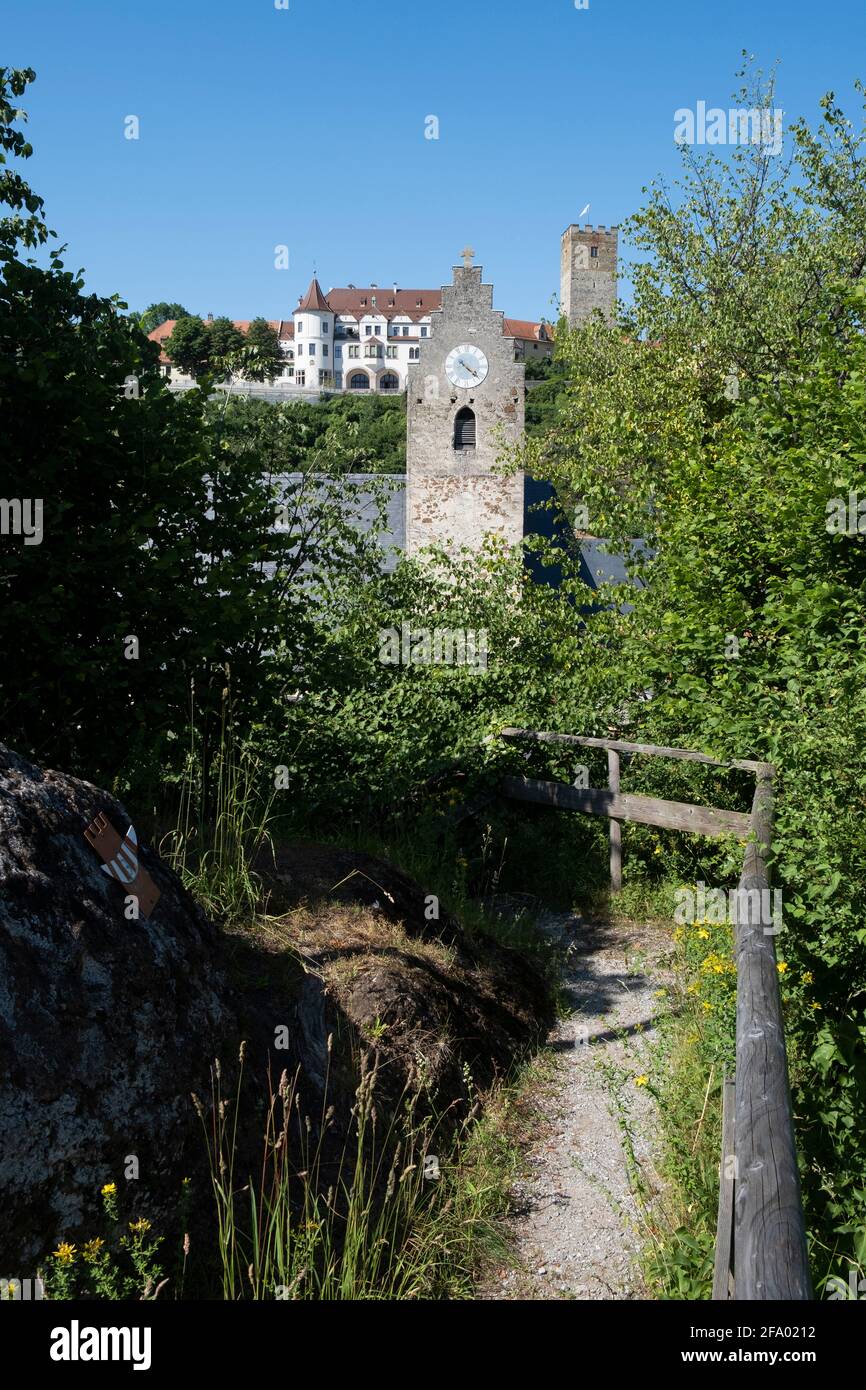 Vista dal sentiero natura della torre della chiesa e Castello Schloss Neubeuern, alta Baviera, Baviera, Germania, Europa Foto Stock