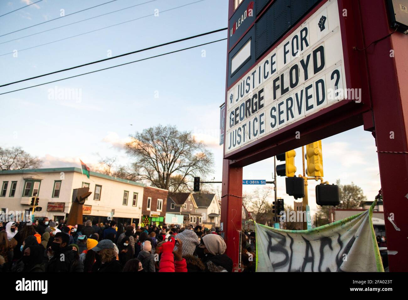 Minneapolis, Stati Uniti. 20 Apr 2021. La gente reagisce al verdetto del processo di Derek Chauvin a George Floyd Square, all'angolo tra 38th Street e Chicago Avenue il 20 aprile 2021 a Minneapolis, Minnesota. Foto: Chris Tuite/imageSPACE/Sipa USA Credit: Sipa USA/Alamy Live News Foto Stock