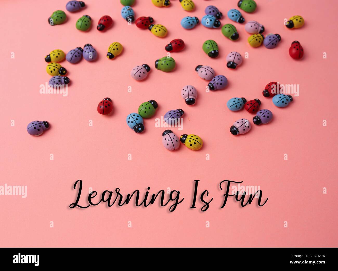 Imparare è divertente scritto su uno sfondo rosa Foto Stock
