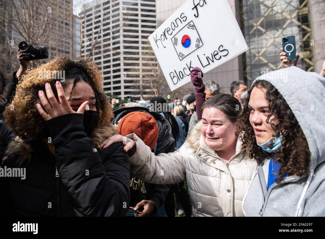 Minneapolis, Stati Uniti. 20 Apr 2021. La gente reagisce al verdetto del processo di Derek Chauvin fuori del tribunale della contea di Hennepin il 20 aprile 2021 a Minneapolis, Minnesota. Foto: Chris Tuite/imageSPACE/Sipa USA Credit: Sipa USA/Alamy Live News Foto Stock