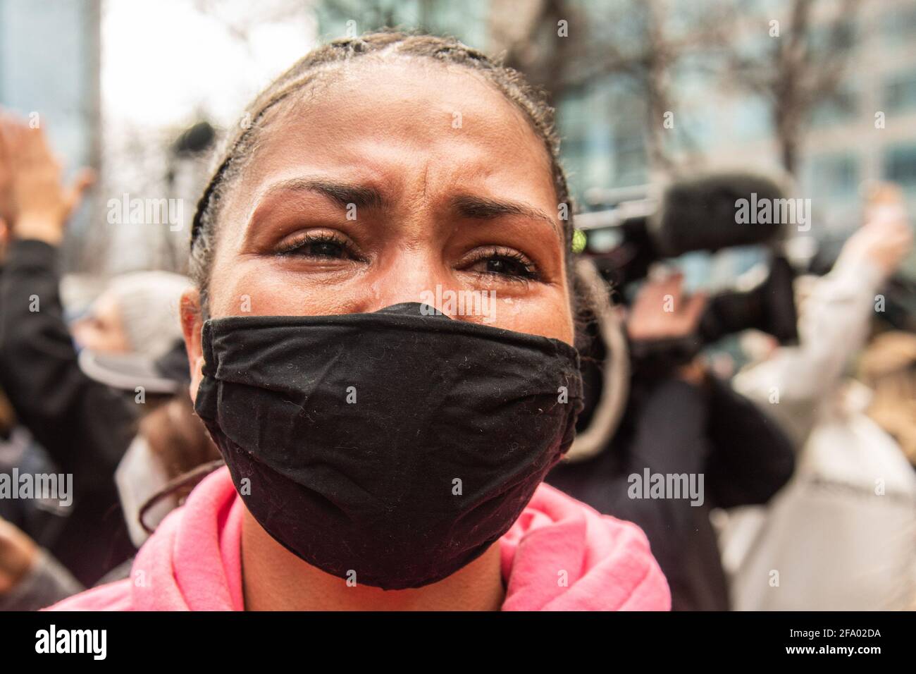 Minneapolis, Stati Uniti. 20 Apr 2021. La gente reagisce al verdetto del processo di Derek Chauvin fuori del tribunale della contea di Hennepin il 20 aprile 2021 a Minneapolis, Minnesota. Foto: Chris Tuite/imageSPACE/Sipa USA Credit: Sipa USA/Alamy Live News Foto Stock