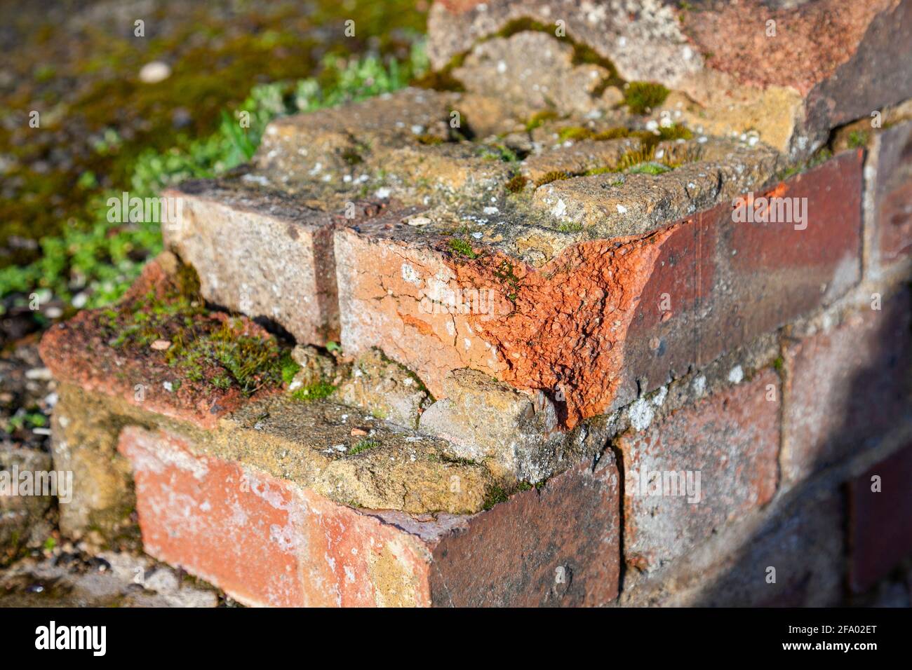 Regno Unito, Inghilterra, Londra, Southall, vecchio muro di mattoni sbriciolati all'ingresso del molo di Adelaide sul Canal Grande Union (dettaglio) Foto Stock