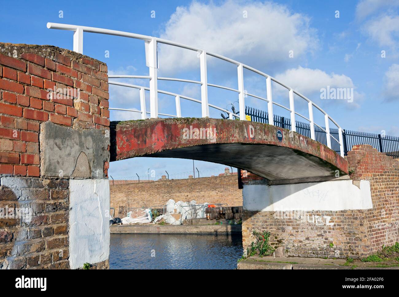 Regno Unito, Inghilterra, Londra, Southall, ponte ad arco che prende il Towing Path attraverso l'ingresso al molo di Adelaide Foto Stock