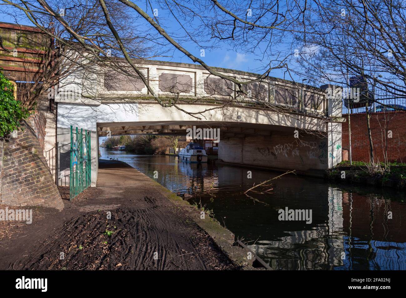 Regno Unito, Inghilterra, Londra, Southall, Grand Union Canal Walk e il Norwood Road Bridge Foto Stock