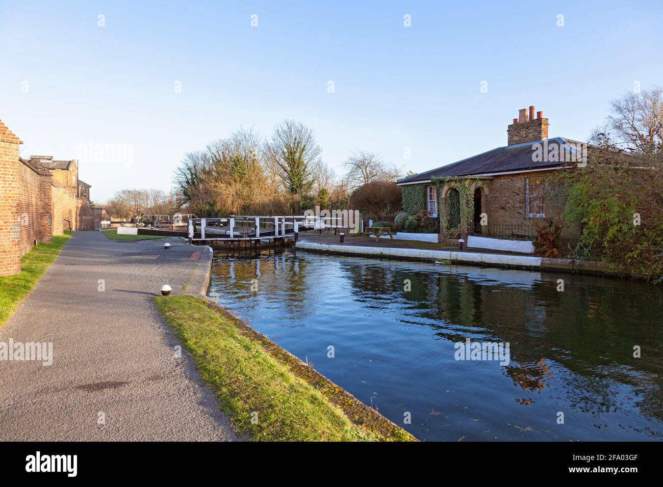 Regno Unito, Inghilterra, Londra, Hanwell, blocco numero 93 con blocco Keeper's Cottage Foto Stock