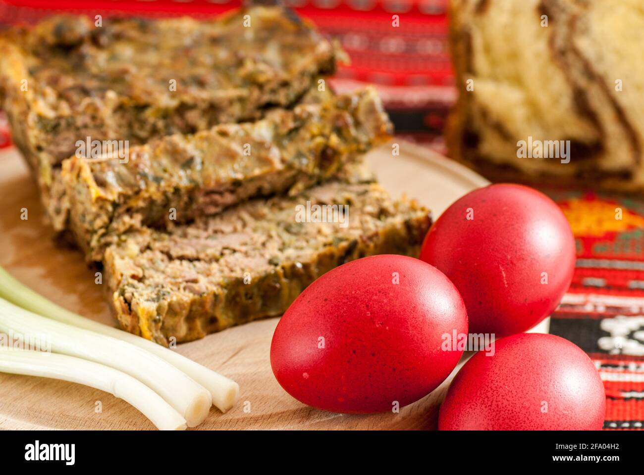 uova di pasqua di colore ortodosso con pan di spagna da parte e. Foto Stock