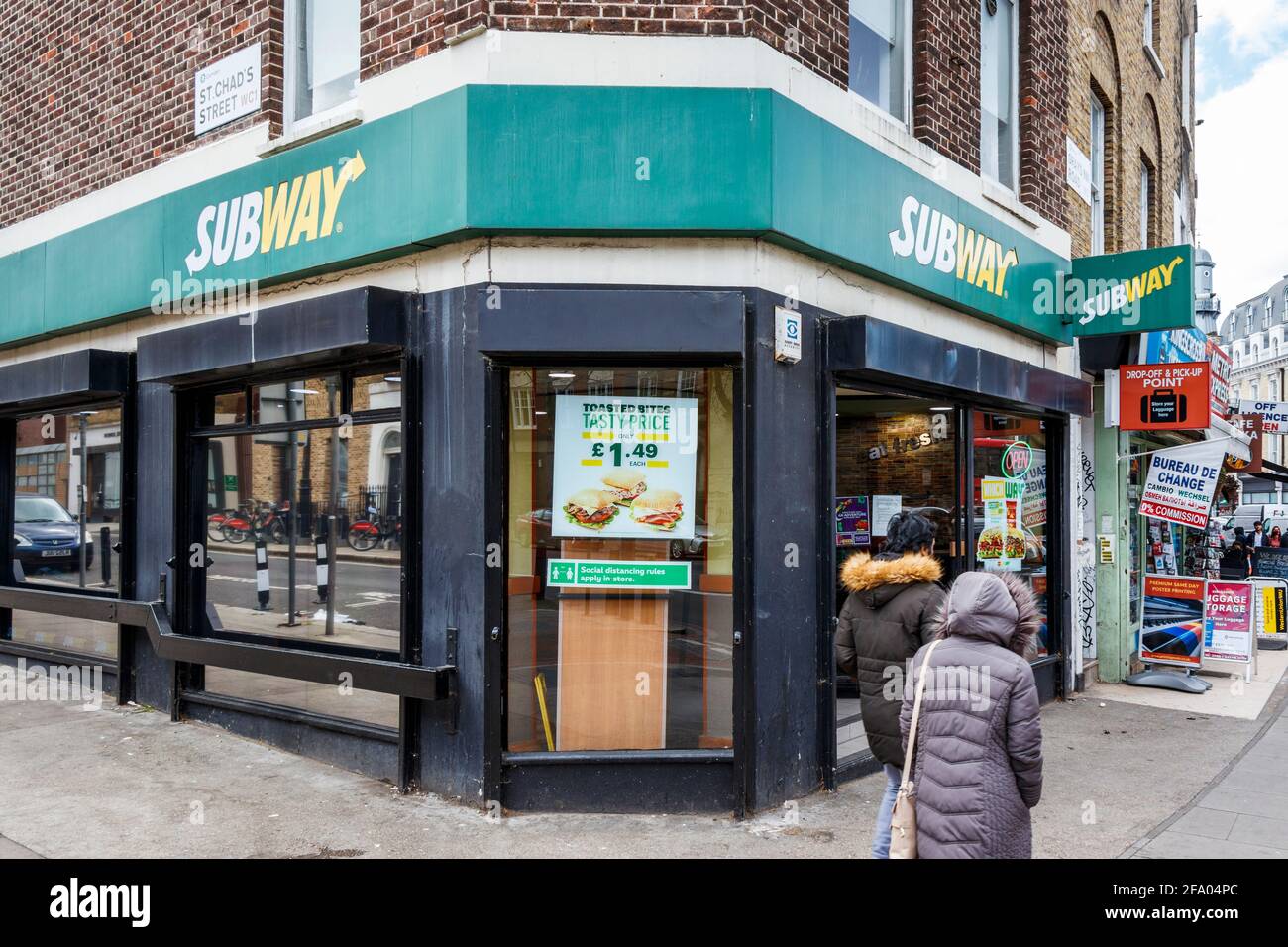 Una filiale del fast food Subway su Grays Inn Road, King's Cross, Londra, Regno Unito Foto Stock